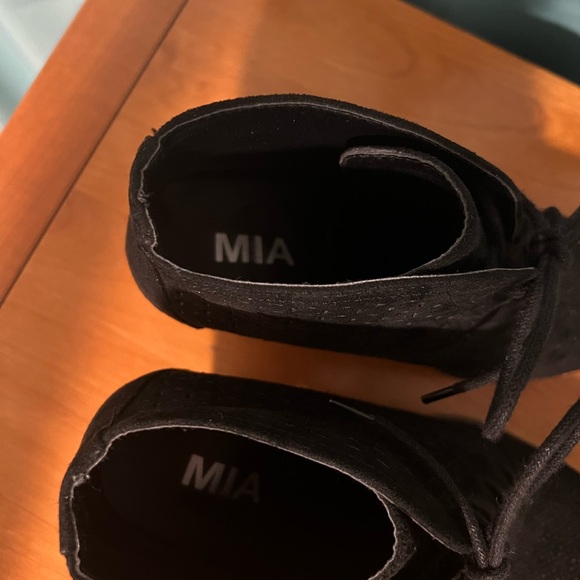 MIA laser cut black suede booties women’s size 7-GUC - Picture 14 of 15